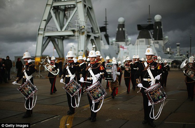 Tau san bay HMS Illustrious se bien thanh tau du lich?-Hinh-15